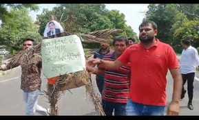 OBC Student Front burns Vice Chancellor's effigy