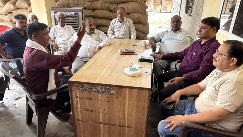 The commission agents, who were on strike in protest against the cancellation of their licenses, agreed on the assurance of the ADM