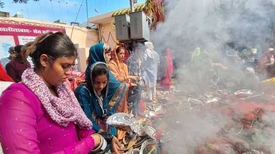 Devotees gathered in temples for havan, worshipped girls and took blessings