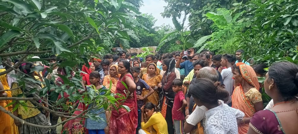 Siddharthnagar News: Dead body of a youth found hanging from a saree in the garden, suspicion of murder