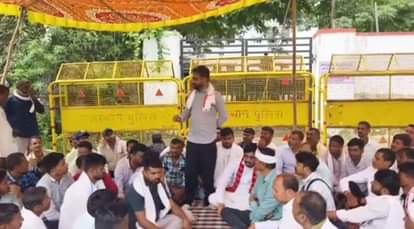 Youth died in police custody 5 policemen including CI suspended in Dungarpur villagers protest at Collectorate