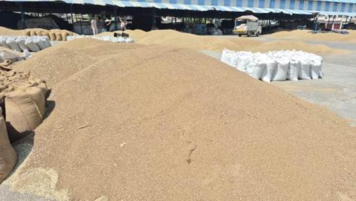 Commission agents went on strike at the district headquarters market, returning 30 trolleys full of millet belonging to farmers.