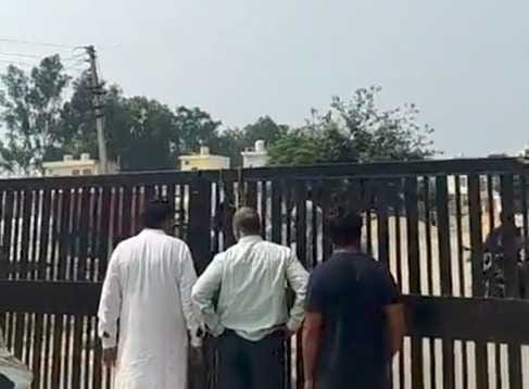 Angry farmers locked the gate of Narwana Mandi due to low price of paddy.