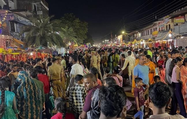 The enthusiasm of the devotees was at its peak.