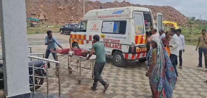 Pickup truck carrying labourers for harvesting crops overturns, 1 dead, 5 others critical