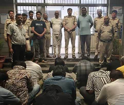 पुलिस गिरफ्त में आरोपी