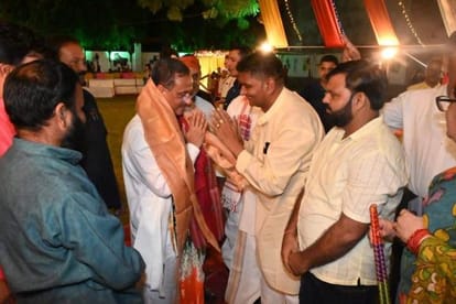 पूर्व डिप्टी सीएम दिनेश शर्मा का अभिवादन करते नवनियुक्त जिलाध्यक्ष महेन्द्र कटारा