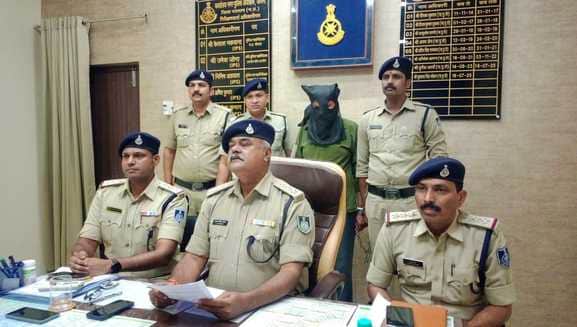 जानकारी देते जावरा सीएसपी युवराज सिंह चौहान और उनके पीछे खड़ा अफीम तस्करी का आरोपी।