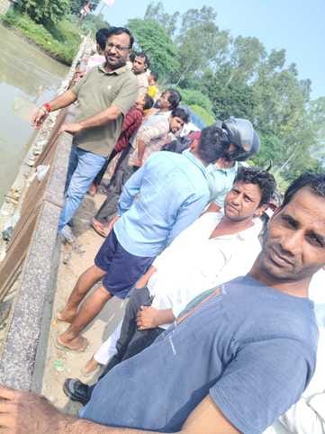 A young man jumped into the Ganga canal, but the police could not find any clue.