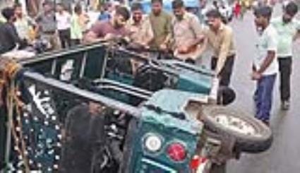 One and a half hour jam on Rajdhani Marg, e-rickshaw overturned