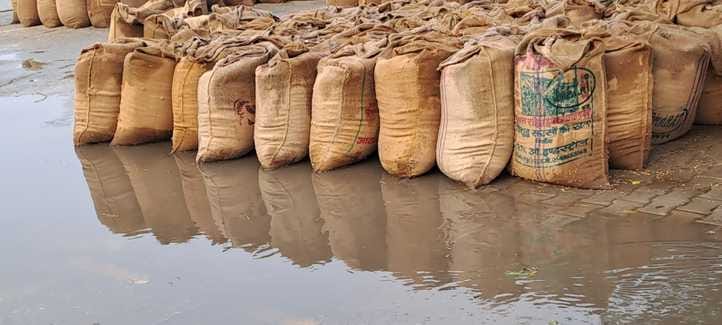 Unseasonal rains have left paddy fields in the markets wet, leaving farmers worried.