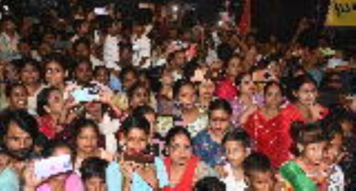 In Gorakhpur Sharadiya Navratri, Devotees thronged the pandals, delighted to see the idol of Mother Goddess.
