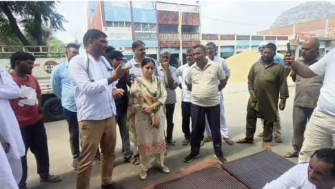 Angry commission agents staged a protest at the Tosham grain market after millet was not purchased even after eight days.