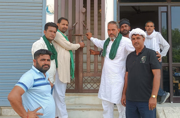 Farmers locked the Market Committee and Hafed offices.
