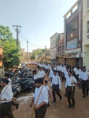 shivpuri-A procession was taken out on the occasion of Vijayadashami festival, volunteers came out marching.
