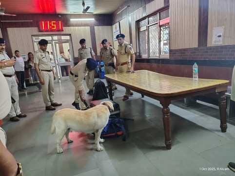 Crowds began to increase at the station, and security agencies searched luggage.