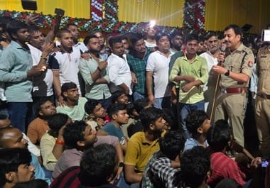 Puja committee members staged a sit-in protest against the lathicharge, police station in-charge was on duty.