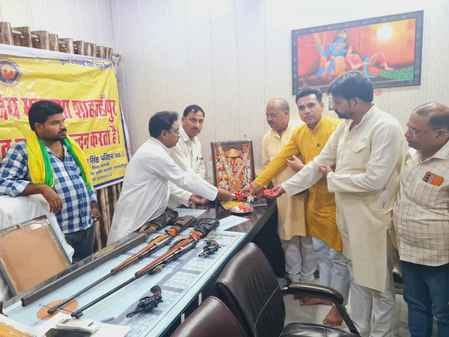 Worship of weapons as per rituals, call to follow the ideals of Shri Ram