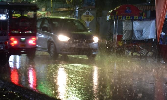 Gorakhpur News: Temperatures rose during the day, rain brought relief at night