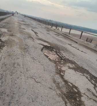 The bridge over the Betwa River is causing injuries to pedestrians and drivers.