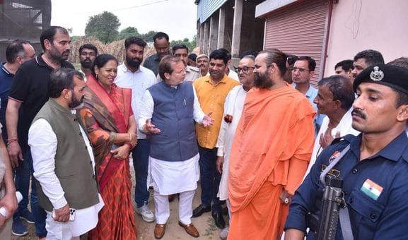 Cabinet Minister reached Mahant Laxmangiri Gaushala late in the evening