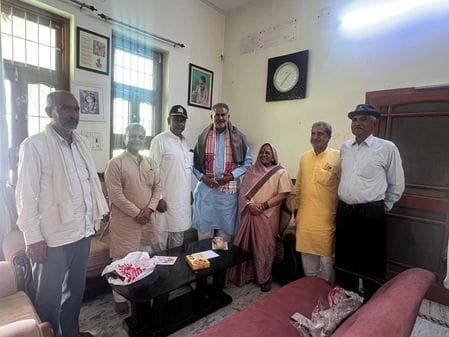 Former Education Minister honored the workers of the Sangh.