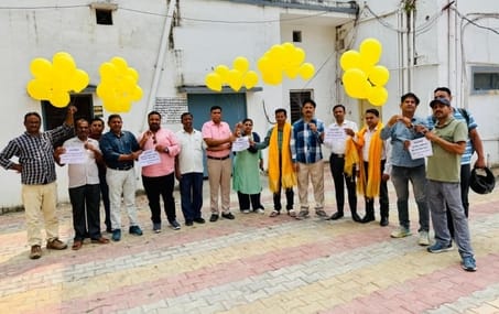 Using gas-filled balloons to draw attention to the demand for restoring the old pension scheme.