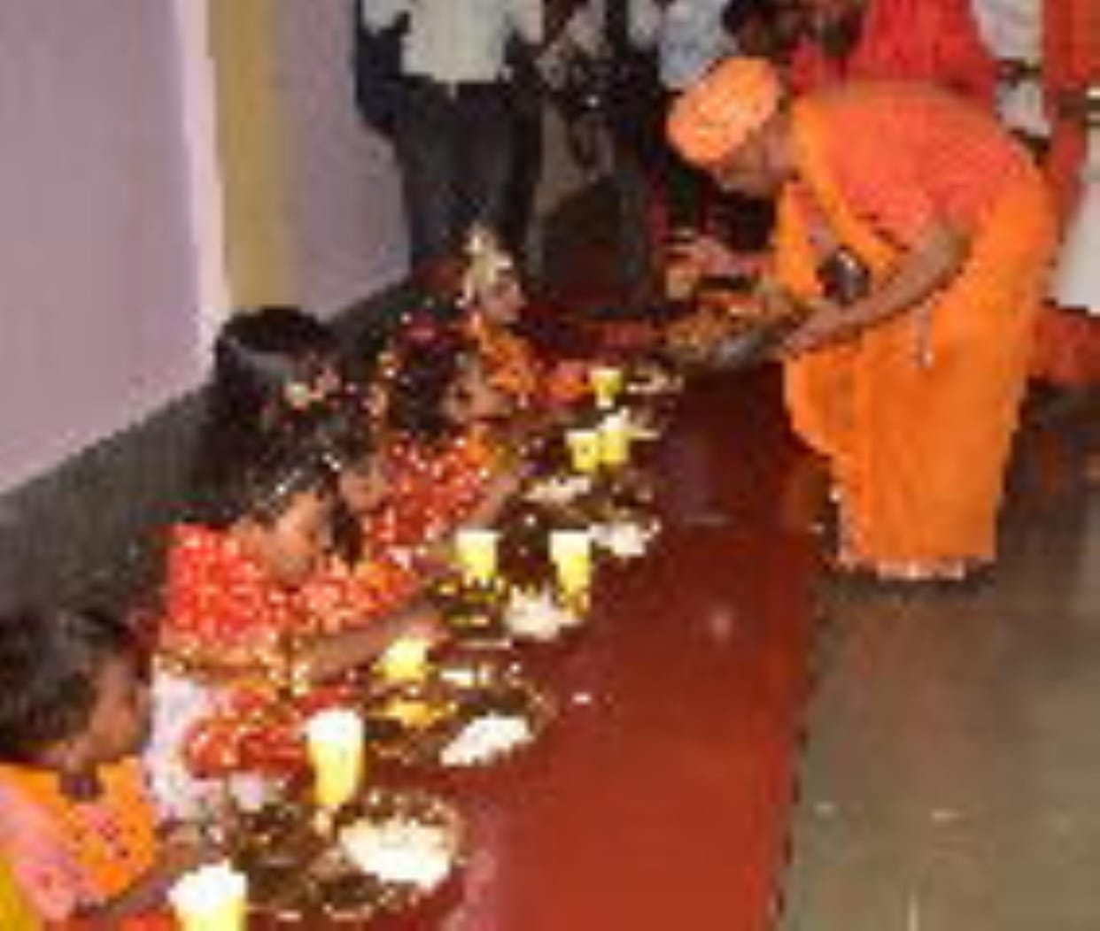 Gorakhpur News: CM Yogi washes the feet of girls... worships the mother power