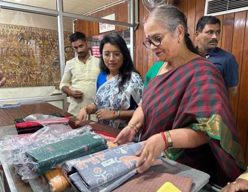 The mayor bought saris from Gandhi Ashram, the municipal commissioner bought shirts.