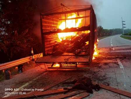 A truck going from Kanpur to Kolkata caught fire, burning over 50 goats.