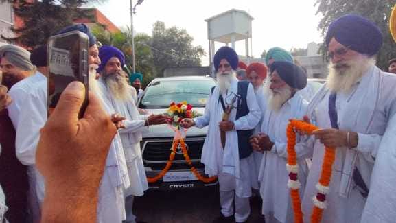 The Jhinda and Rattak community presented an Innova to the HSGMC president.