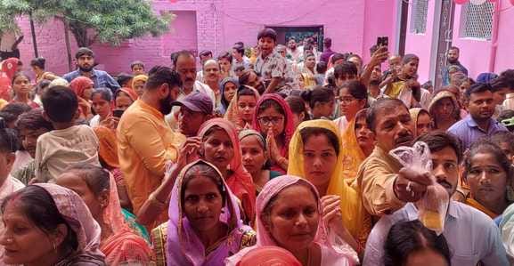 The doors of the Devi temple in Kurriyakalan opened, devotees arrived for darshan.