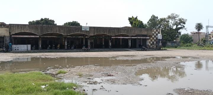 Dilapidated building, dilapidated courtyard, this is the identity of Kashipur Depot.