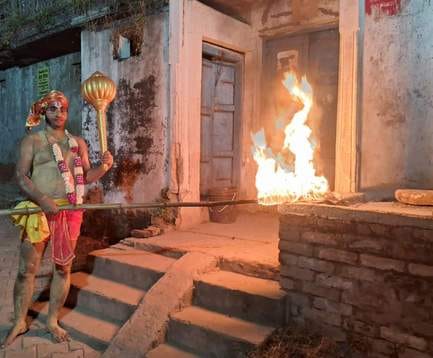 The devotees were moved by the sight of Sita and Hanuman meeting.