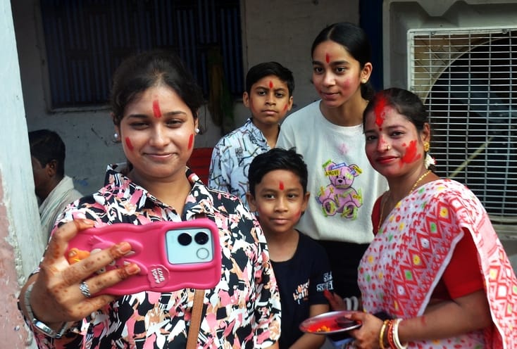 Sindoor was offered to Goddess Durga and the immersion procession was carried out amidst cheers.