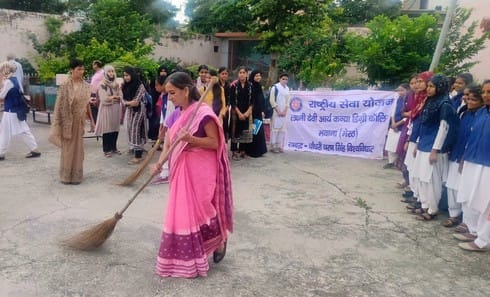 Gave the message of cleanliness to everyone by forming a human chain