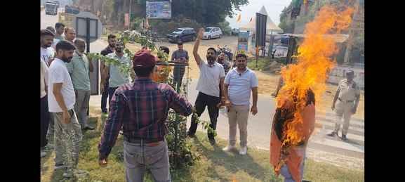 Rashtriya Devbhoomi Party burnt an effigy of corruption at Mandi-Bharadi Chowk.