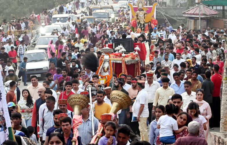 The royal deity Madhorai arrives at Paddal to conquer evil.