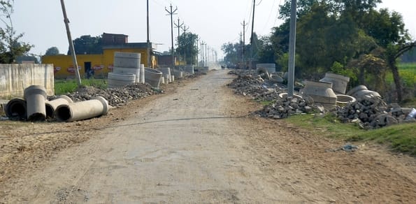 A budget of 25 crore rupees has been approved, yet the construction of the smart road is stalled.