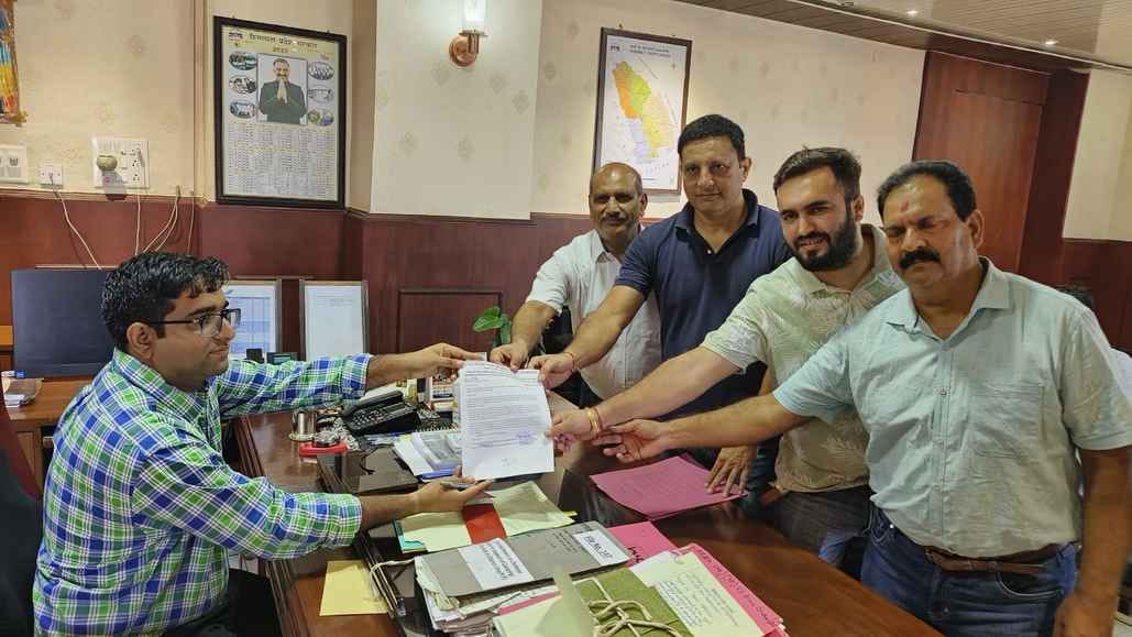 Dispute between two groups over joining the Municipal Corporation