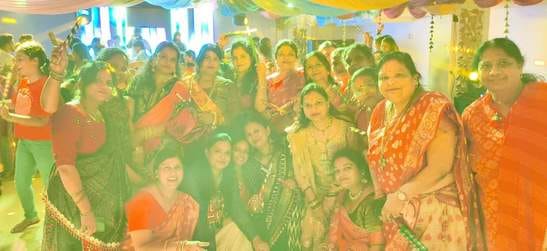 Women danced a lot in Dandiya, cheers were raised in praise of the Mother Goddess.
