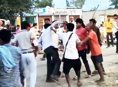 There was heavy lathi charge at the Ramlila fair gate in Puwaiyan.