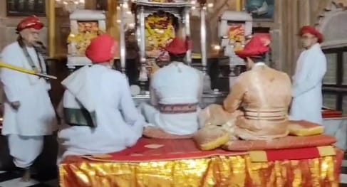 राजशाही अंदाज में सिंधिया।