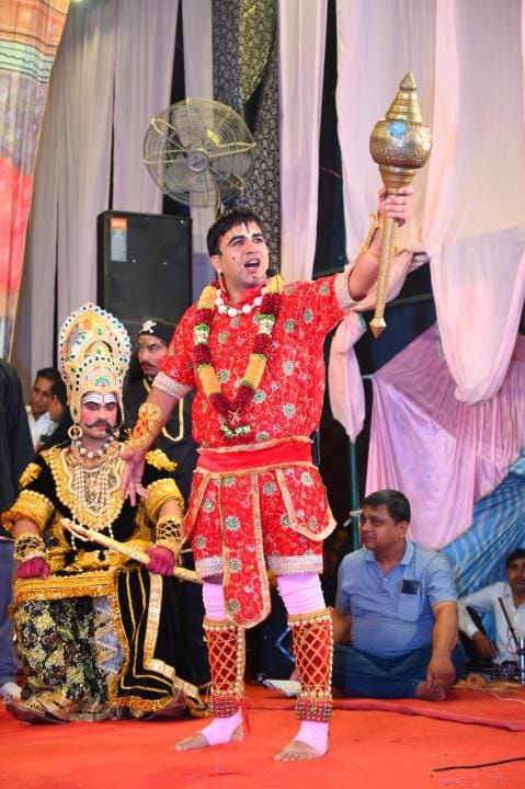 Angad shattered the pride of a drunken Ravan, and the cheers of 'Jai Shri Ram' echoed in the Ramleela of Shri Ram Natak Club in Siwani.