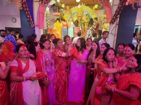 Muzaffarpur Bihar news : sindoor khela culture is held on vijaydashmi unique custom by married women