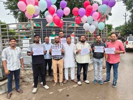 Teachers protested by releasing balloons for old pension