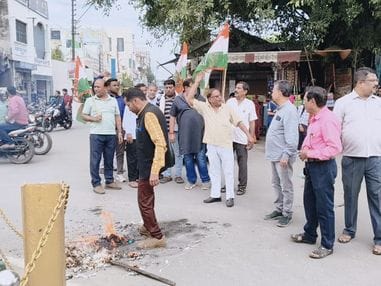 Congress workers burnt the effigy of BJP spokesperson Pintu Mahadev.