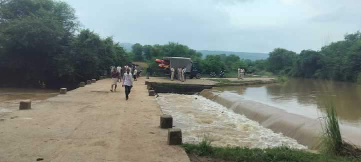 तेज बहाव से लापता हुआ व्यक्ति