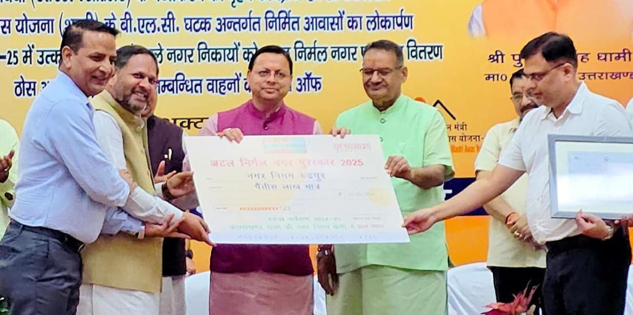 The CM handed over a cheque of Rs 35 lakh to the Mayor and Municipal Commissioner.