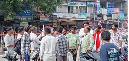 Explosive pipes are being sold openly in Dausa market, and people are buying them unaware of the danger.